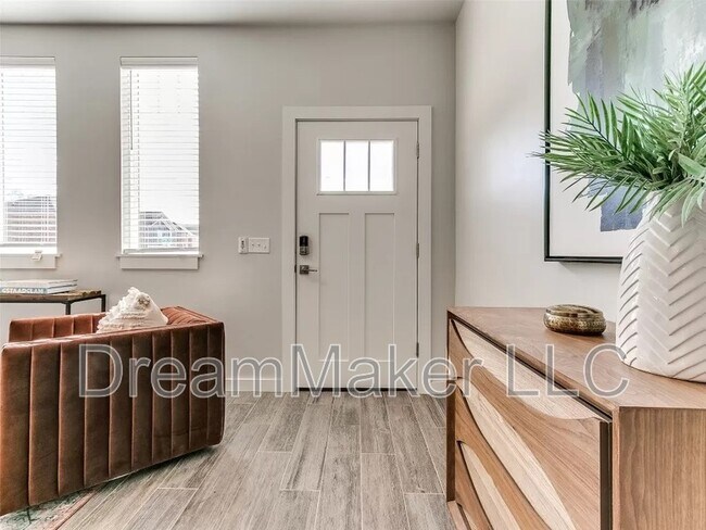 Building Photo - 2807 Clifton Ter
