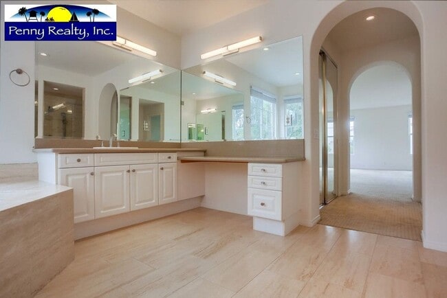 Building Photo - Stunning 4 Bedroom 3.5 Bath Home in the Co...