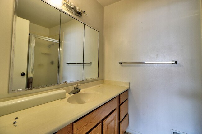 Building Photo - Large 3 bed 3 bath Condo in Provo