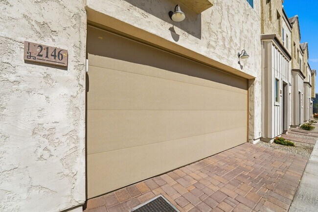 Building Photo - Stylish 2-bedroom, 2.5 bathroom townhouse in a desirable Phoenix location!