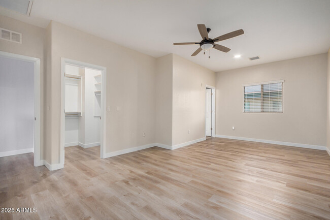 Building Photo - 815 E Rose Ln