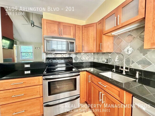 Building Photo - 2409 Arlington Blvd