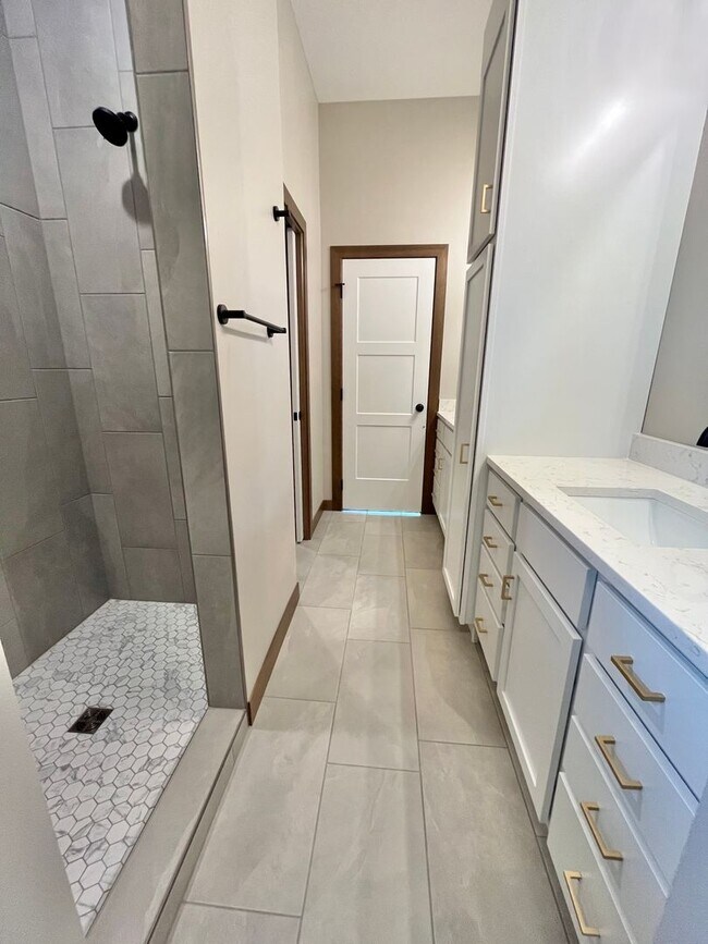 Building Photo - 5 Bed/2.5 Bath Twinhome For Rent!!