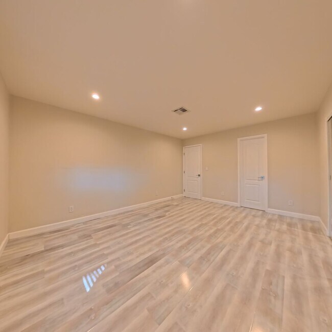 Building Photo - Modern style 2 Bed 2 bath Condo 1st Floor at The Lakes!