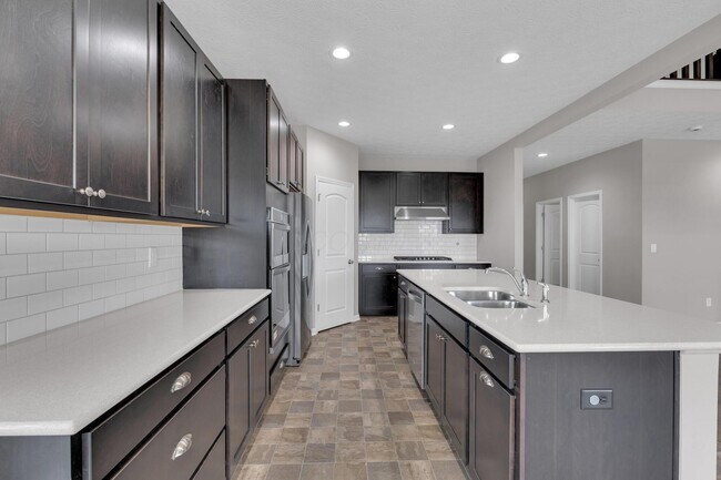 Building Photo - 2390 Glenvale Dr