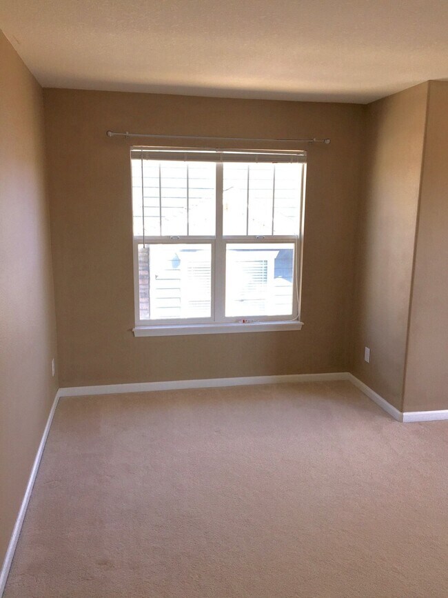 Building Photo - Stunning 4 Bedroom Home In Cross Creek area of Aurora