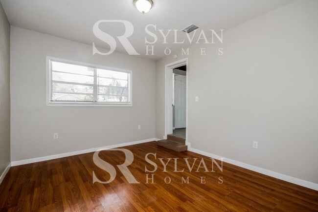 Building Photo - 885 Lakeview Ave