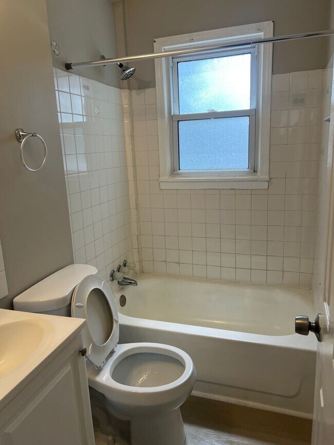 Building Photo - A beautiful newly renovated 3 Bed, 1 full ...