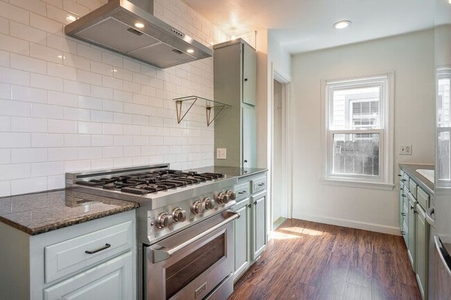 Building Photo - 343 E Royal Forest Blvd