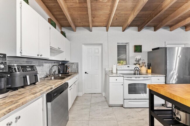 Building Photo - 3101 SW 16th St