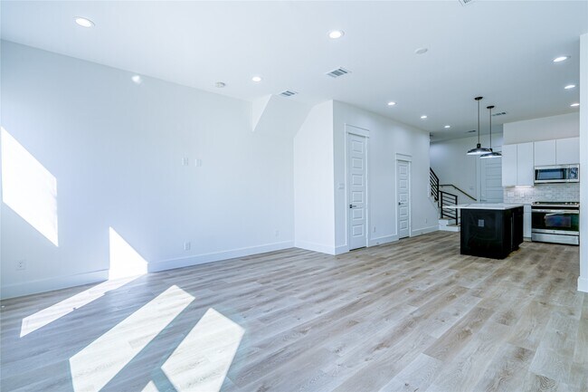 Building Photo - 5402 Margarita St