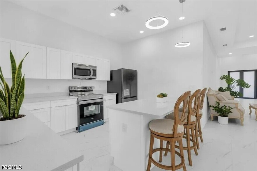 Building Photo - 1021 Chiquita Blvd S