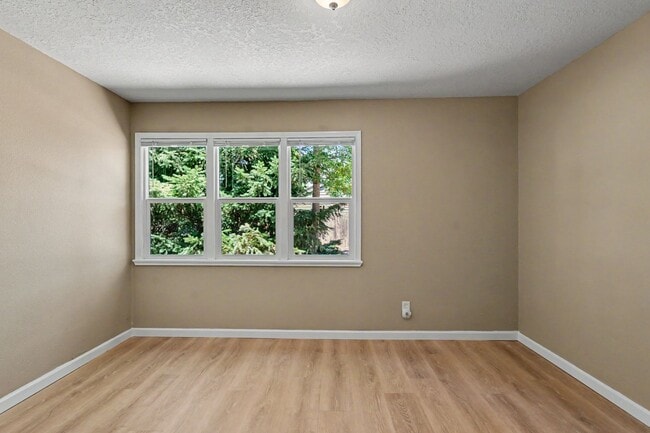 Building Photo - 3080 Park Ave NE