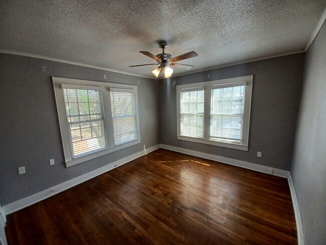 Building Photo - 214 Funston Pl