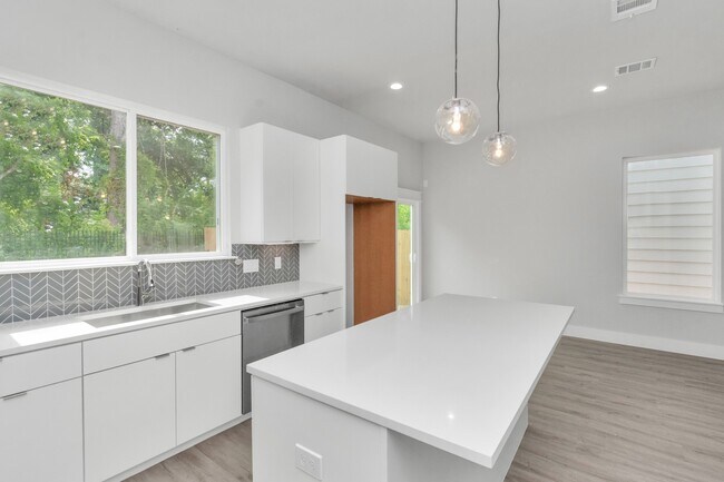 Building Photo - 5818 Burt St