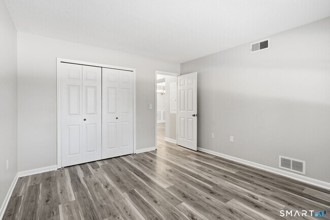 Building Photo - 808 Twin Circle Dr