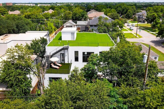 Building Photo - 3946 N Cresthaven Rd