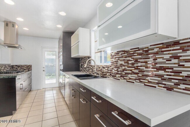 Building Photo - 2441 E Edgemont Ave