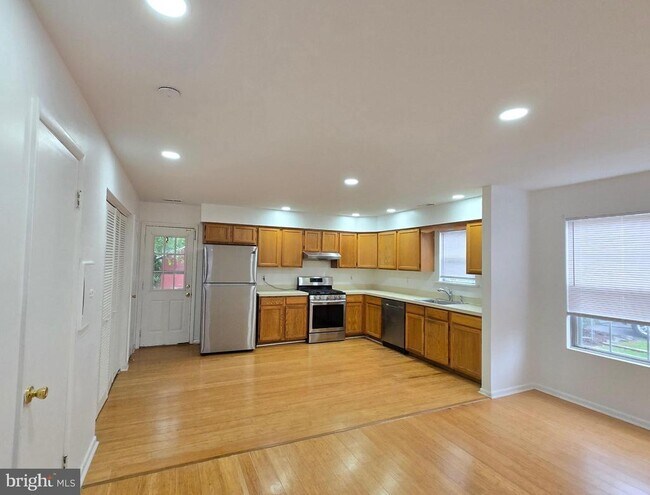 Building Photo - 472 N Church St