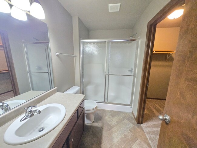Building Photo - East Sioux Falls 4 Bed, 3 Bath Walkout Twi...