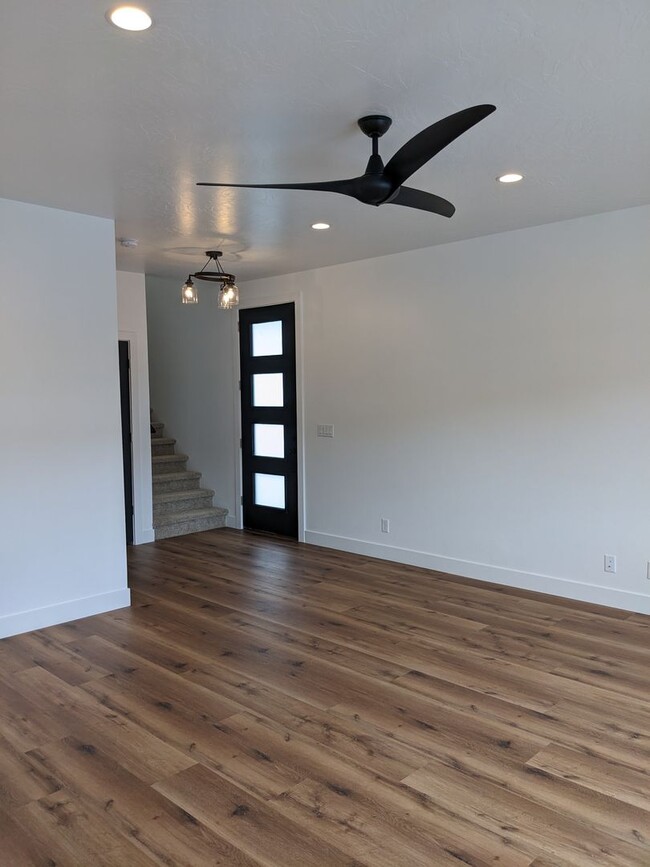 Building Photo - Bright open floor plan with a Great view. ...