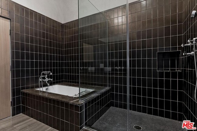 Building Photo - 614 Westmount Dr