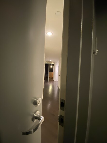 Entrance hallway - 1025 First St SE