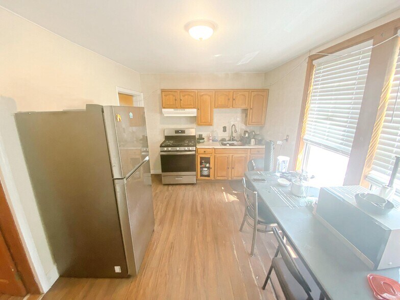 Primary Photo - 739 Parker St