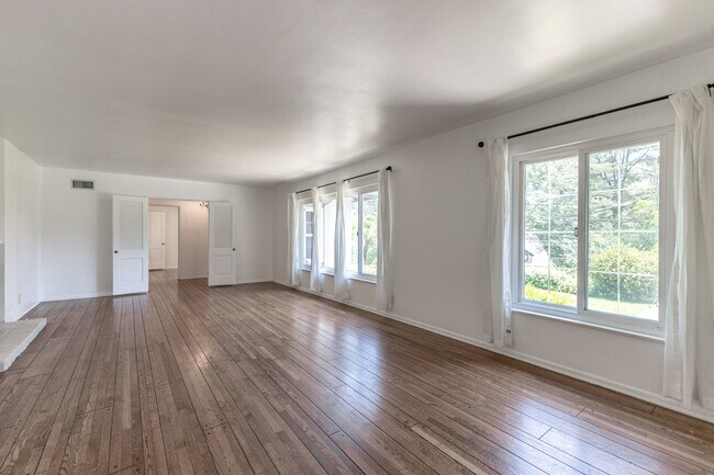Building Photo - 1290 Clubhouse Dr