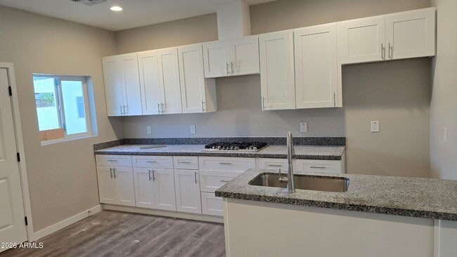 Building Photo - 732 E Carol Ave