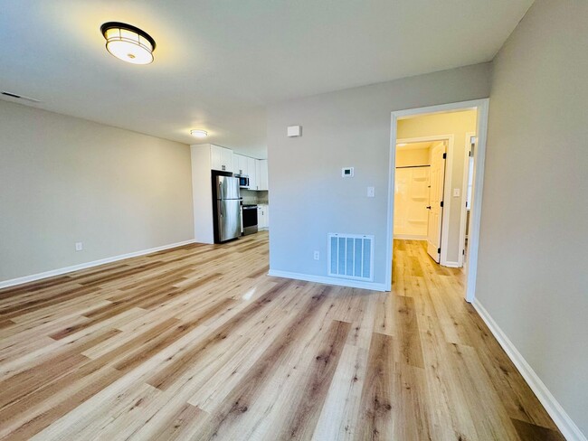 Building Photo - 40 Pine Dr