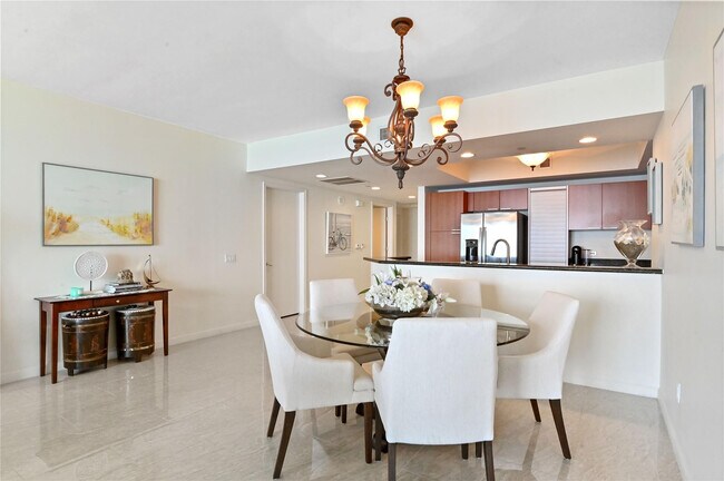 Building Photo - 2650 Lake Shore Dr