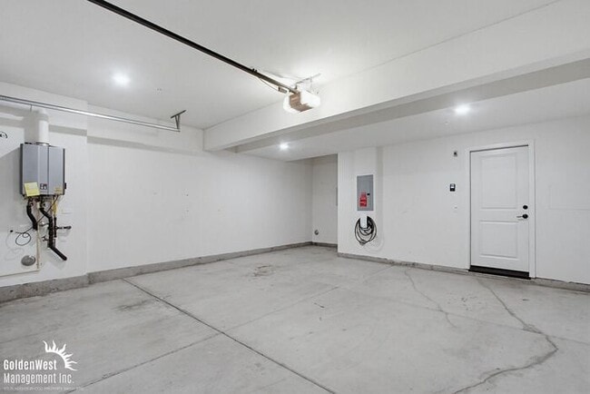 Building Photo - Bright & Modern 3Bdm 2Ba Townhome in Vista!