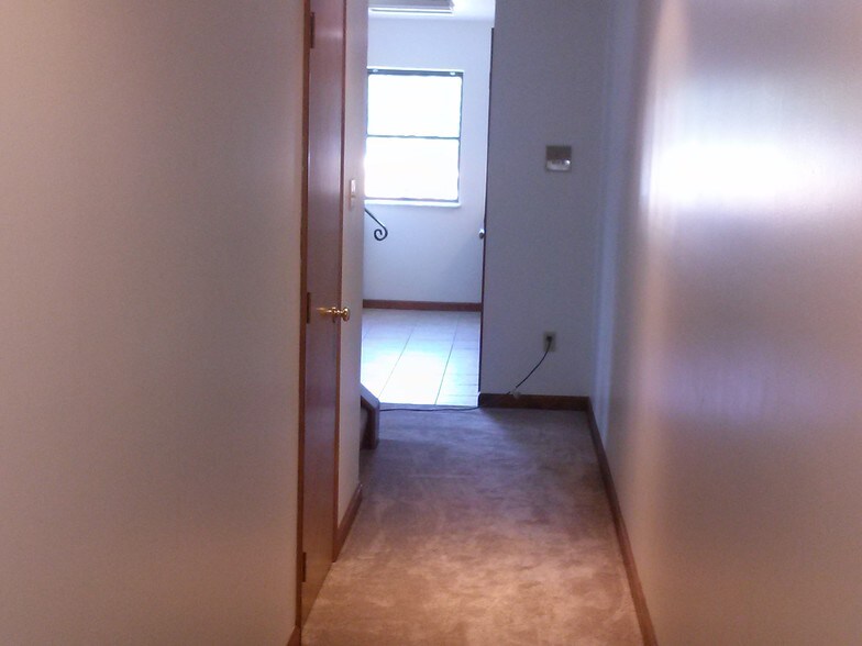 Entry Hall - 64 Bridge St
