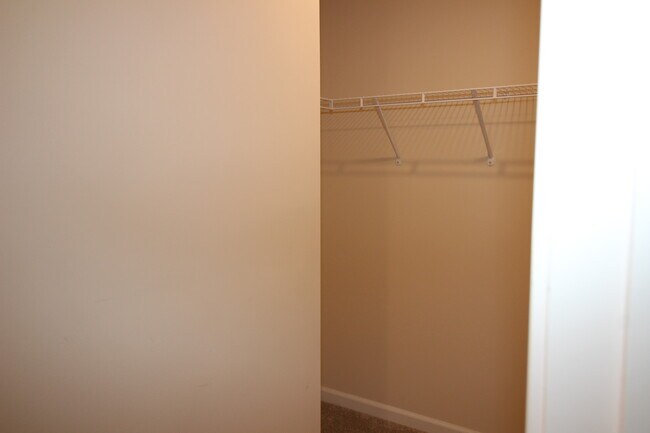 Building Photo - 869 Falls Grove Trl