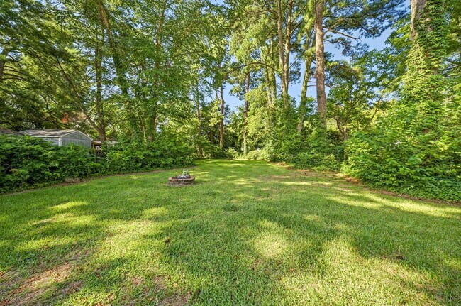 Building Photo - 4 Bedroom 2 Bathroom with large fenced in yard for Pets