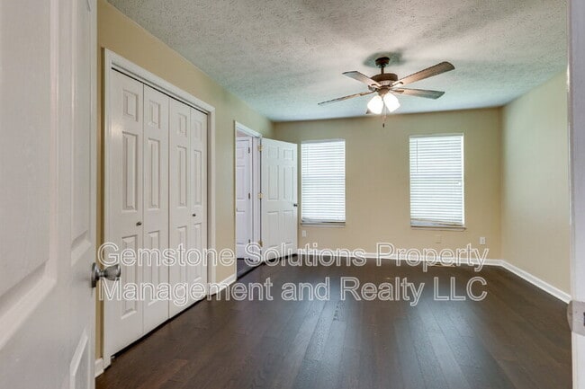 Building Photo - 1111 Cedarhill Ct