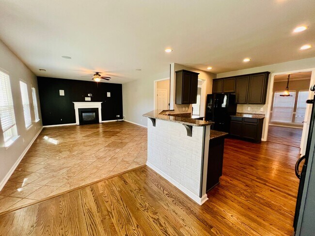 Building Photo - 4818 Summerside Dr