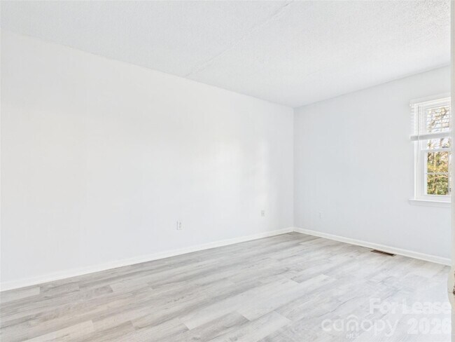 Building Photo - 8811 Hunter Ridge Dr