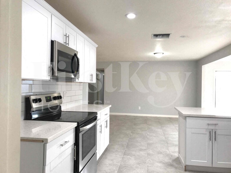 Building Photo - 8923 W Harmont Dr