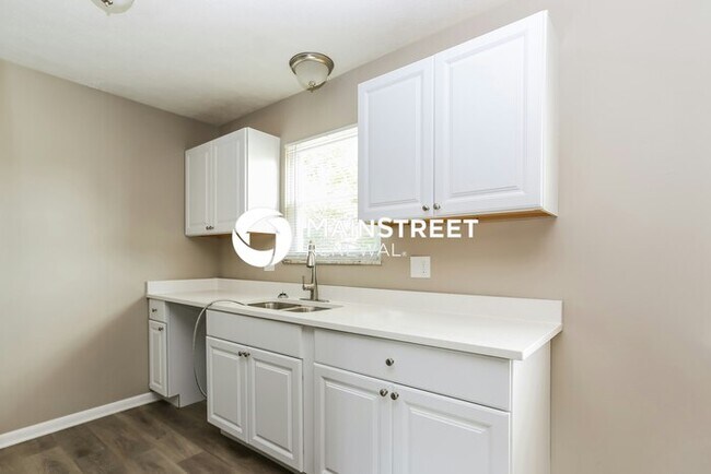 Building Photo - 3 Bedroom Pet-Friendly Home in Columbus, OH with Main Street Renewal