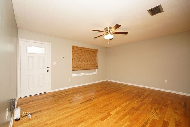 Building Photo - 4 Bedroom Home in Valparaiso- Near Eglin AFB