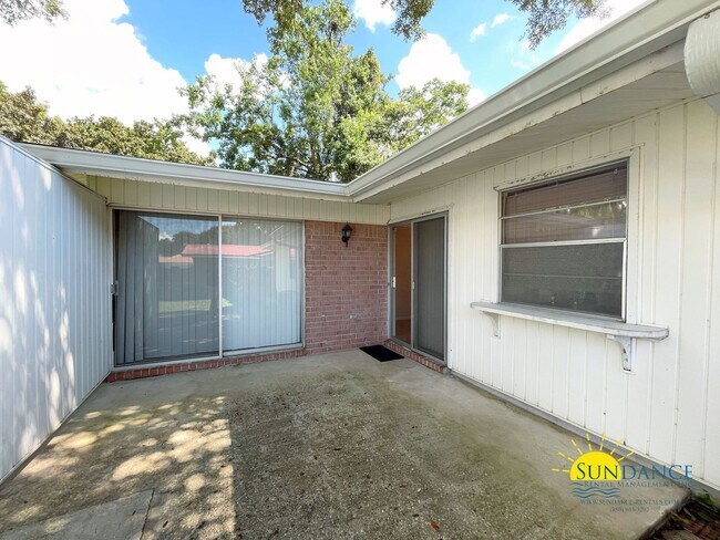 Building Photo - 11 Oak Ln