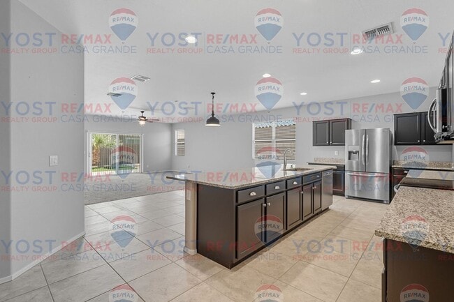 Building Photo - Bright Open Floor Plan with Low-Maintenanc...