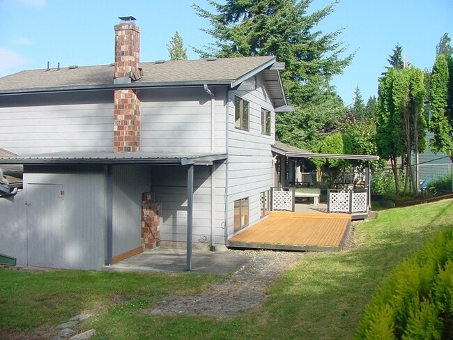 Building Photo - Large 3 BR 2.5 Bath Fenced Yard New Carpet...