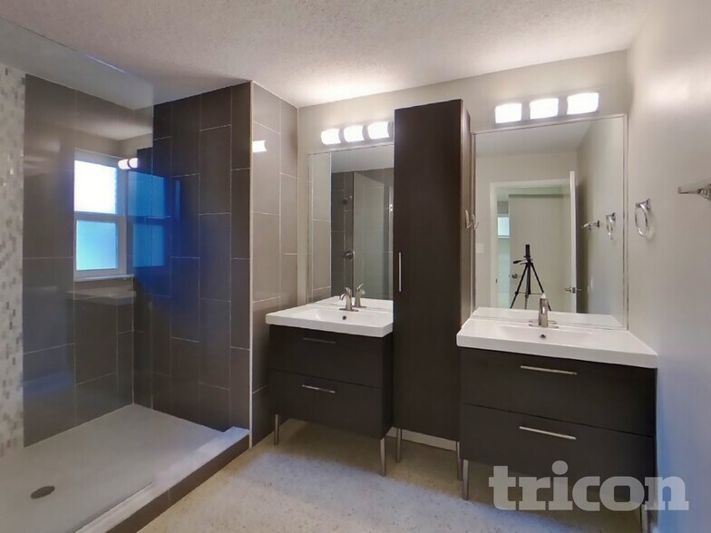 Building Photo - 546 W Palmeden Dr