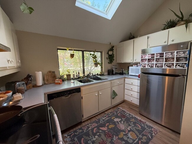 Building Photo - Spacious End-Unit Townhome in Scenic Shana...