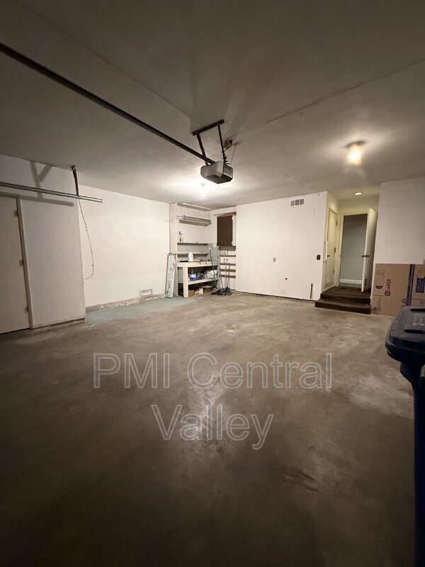 Building Photo - 1725 Edgebrook Dr