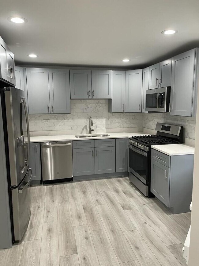 Building Photo - 1303 W Cornelia Ave