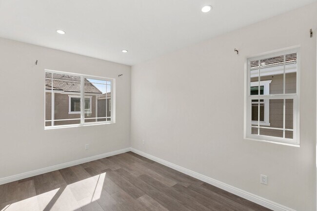 Building Photo - 3 Bedroom & 2.5 Bathroom Townhome with 2 Car Garage & Laundry